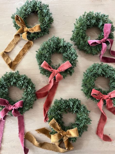 Cheerful Christmas Decor, Bright Vintage Christmas, Anthro Christmas Decor, Minimal Christmas Decor Ideas, Anthropologie Christmas Aesthetic, Anthro Inspired Christmas, Anthropologie Inspired Christmas, Anthropologie Christmas Decor, Christmas Anthropologie