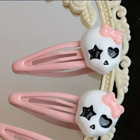 Super Cute Kaiwaii Pink And White Skull With Bow Pink Hair Clips Set Of 2 Halloween-Themed: Cute Skull Hair Clips Perfect For Halloween Parties And Events Sweet And Cool: Pink Ghost Skull Hairpins Add A Touch Of Sweetness And Punk To Your Outfit Versatile: Can Be Used As Hair Accessories For Girls Of All Ages And Hair Types Skull Hair Accessories, Pastel Goth Hair Accessories, Pink Goth Accessories, Alt Hair Accessories, Pink And Black Accessories, Bat Hair Clip, Ceramic Hair Clips, Cute Hairclips, Hair Clips Y2k