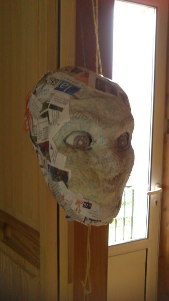 Picture of A string-operated puppet with eyes and eyelids moving / Une marionette à fil avec les yeux et les paupières qui bougent. Moving Eyes, Ping Pong Balls, Dragon Puppet, Papel Mache, Toothpick, Eye Drawing, Ping Pong, A Face, Paper Mache