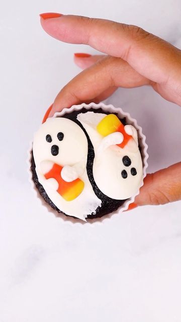 Ghost Cupcakes Halloween, Halloween Cupcake Designs, Simple Halloween Cupcakes, Halloween Catering, Halloween Themed Cupcakes, Halloween Cupcakes Ideas, Cute Halloween Cupcakes, Halloween Bakes, Halloween Cupcake Ideas