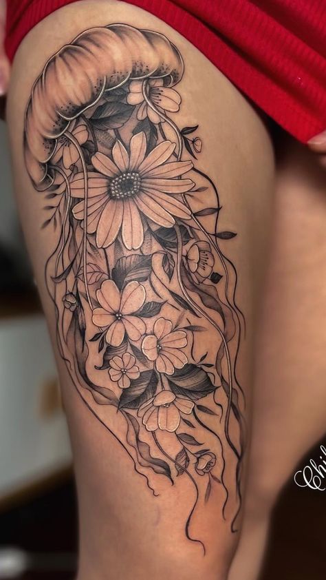 Front Thigh Tattoos, Feminine Thigh Tattoos, Ocean Sleeve Tattoos, Thigh Piece Tattoos, Back Of Leg Tattoos, Cute Thigh Tattoos, Hip Thigh Tattoos, Jellyfish Tattoo, Hip Tattoos Women