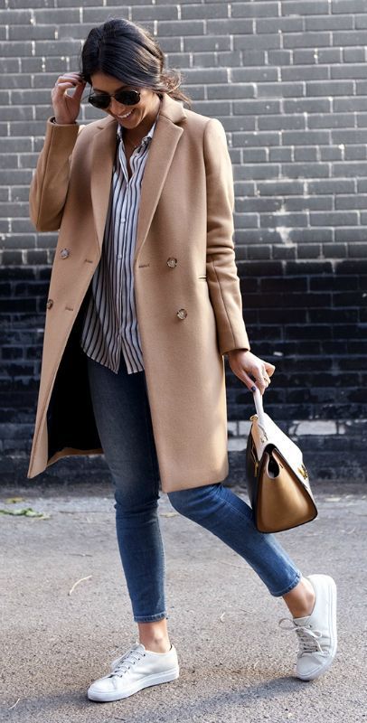 Friday Favorites – Camel Coats Camel Coat Outfit, White Sneakers Outfit, Chique Outfit, Well Dressed Women, Zara Outfit, Flank Steak, Mode Casual, Coat Outfits, Winter Outfits Women