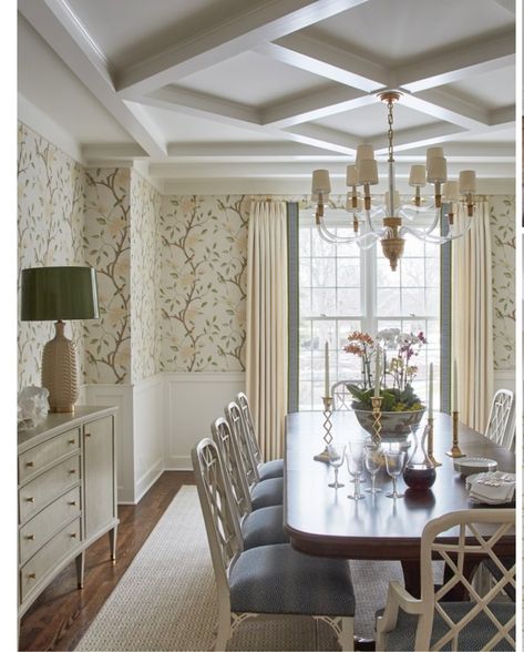 Cottage Style Dining Room, Green Dining Room, Transitional Dining Room, Classic Dining Room, Traditional Dining Rooms, House Dining Room, Dining Room Wallpaper, Dinning Room Design, Dining Room Makeover