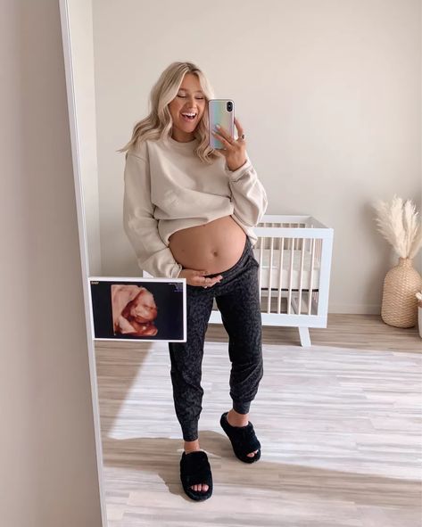 Lululemon Maternity, Prego Style, Bre Sheppard, Casual Maternity Outfits, 32 Weeks Pregnant, Pregnancy Belly Photos, Pregnancy Bump, Belly Photos, Lounge Outfits