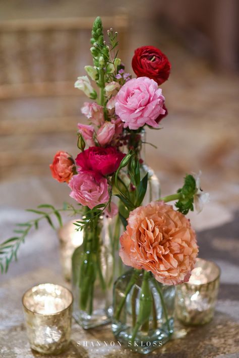 Ranunculus and Garden Rose Bud Vase Centerpiece Bud Vases Wedding, Bud Vases Arrangements, Vases With Flowers, Bud Vase Centerpiece, Glass Vases Centerpieces, Rose Centerpieces, Flowers Vase, Flower Vase Arrangements, Vase Crafts