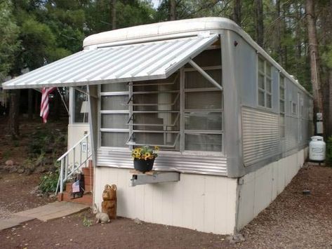 5 Cool Vintage Trailers That Make Us Want To Step Back in Time - Mobile Home Living 80s Trailer Home Interior, Park Model Trailer Remodel, Triple Wide Mobile Homes, Vintage Trailer Remodel, Trailer Homes, Oakwood Homes, Tin Can Tourist, Curved Kitchen, Mobile Home Living