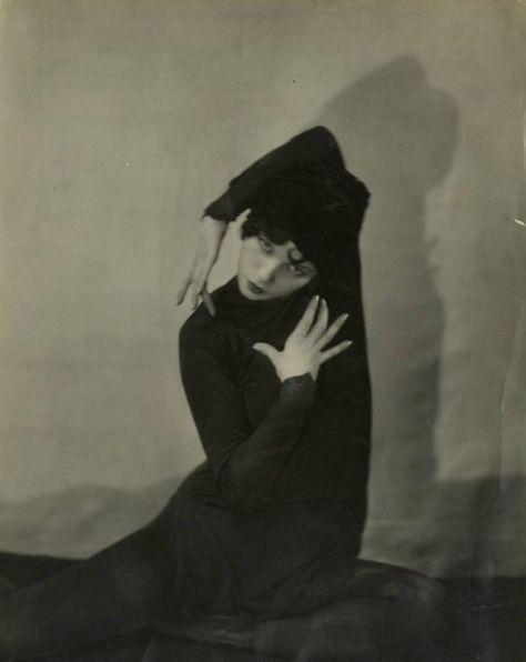 Tilly Losch 1927 Tableaux Vivants, Foto Vintage, Foto Art, Arte Horror, Dance Photography, Foto Inspiration, 인물 사진, White Photo, Photo Reference