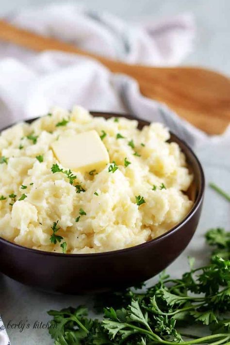 A quick, simple garlic mashed potatoes recipe loaded with butter, garlic, and rich heavy cream. It's the perfect, comforting side dish for any entree. #berlyskitchen Garlic Butter Mashed Potatoes Recipe, Butter Mashed Potatoes Recipe, Garlic Butter Mashed Potatoes, Garlic Mashed Potatoes Recipe, Butter Mashed Potatoes, Cinnamon Health Benefits, Best Mashed Potatoes, Mashed Potatoes Recipe, Making Mashed Potatoes