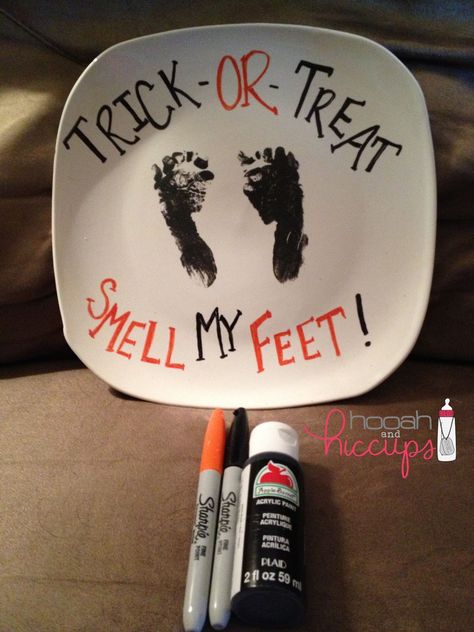 Life and style blogger, The Samantha Show, brings you an easy to create DIY Trick-or-Treat, smell my feet craft for babies. Halloween Plates, Hallowen Ideas, Baby First Halloween, Sharpie Marker, Theme Halloween, First Halloween, Baby Crafts, Holiday Diy, Baby Halloween