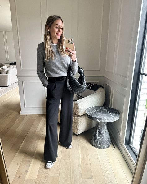 Grey Sweater Outfit Casual, Winter Outfit Travel, Sneakers Winter Outfit, Grey Sneakers Outfit, Outfit With Sneakers, Crewneck Outfit, Grey Sweater Outfit, Converse Outfit, Sneakers Converse