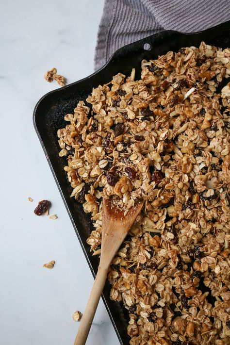 Granola Photography Styling, Granola Photoshoot, Granola Recipe Healthy, Raisin Recipes, Cinnamon Granola, Healthy Nutrition Plan, Granola Recipe Homemade, Granola Cereal, Granola Healthy