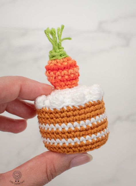 No-sew Carrot cake free amigurumi pattern Crochet Mini Cake Free Pattern, Cupcake Crochet Pattern, Cake Crochet Pattern, Cake Amigurumi, Cupcake Crochet, Cake Crochet, Mini Carrot Cake, Fast Crochet, Advanced Crochet