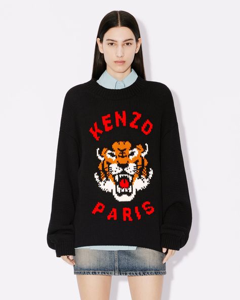 This graphic jumper offers a new take on the iconic House Tiger motif. A large version of the mascot,  embellished with the 'KENZO Paris' name, appears in intarsia on the front. We love the comfortable cut and dropped shoulders, which add to the streetwear style.'KENZO Lucky Tiger' jumper.Genderless.Long sleeves.Round neck.Intarsia Tiger on the front. Graphic Jumper, Lucky Tiger, Jumper Designs, Kenzo Tiger, T Shirt Outfit, Kenzo Paris, Moda Streetwear, Pullover Outfit, Streetwear Style