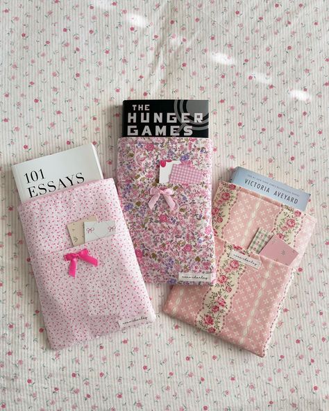 One of my favorites that recently launched: kindle & book sleeves🥹🎀📒💘🫶🏻 Shop on my Etsy shop or tiktok shop using the link in my bio!🩵🔗 Sew Kindle Sleeve, Cute Sewing Gifts, Diy Sewn Christmas Gifts, Extra Fabric Ideas Diy, Book Sleeve Sewing Pattern, Sewing Projects Gifts, Easy Things To Sew For Beginners, Sewn Christmas Gifts, Kindle Case Diy