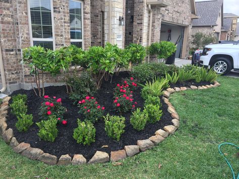 Easy Landscaping Front Yard, Front Yard Flowers, Landscape Ideas Front Yard Curb Appeal, Front Lawn Landscaping, Front Flower Beds, Flower Bed Designs, Small Front Yard Landscaping, Front Garden Landscape, Front Yard Garden Design