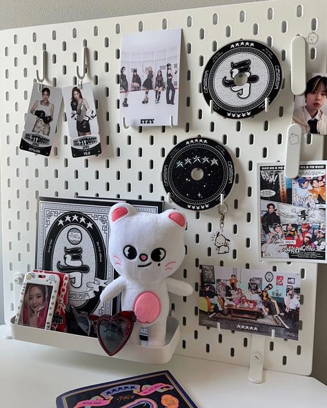 Skadis Kpop, K Pop Peg Board, Peg Board Kpop, Kpop Pegboard Ideas, Pinboard Aesthetic, Kpop Inspired Room, Pegboard Aesthetic, Kpop Pegboard, Peg Board Ideas