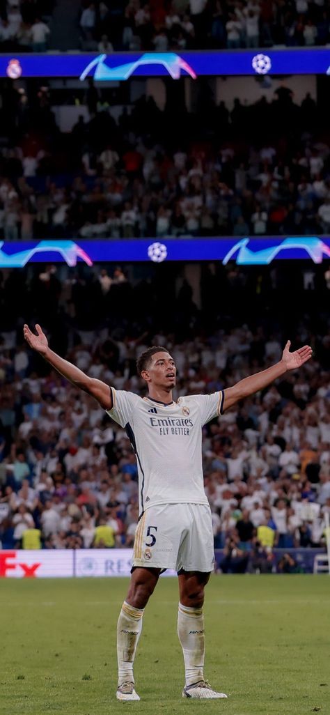 Jude Bellingham Real Madrid, Football Players Pictures, Bellingham Wallpaper, Athletic Wallpaper, Bellingham Real Madrid, Ja Morant Style, Football Celebrations, Football Motivation, Real Madrid Photos