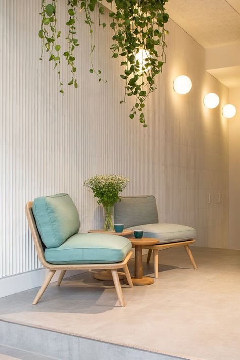 Hermann's — Freehaus Minimalist Reception Area, Waiting Area Design, Waiting Room Decor, Minimalist Reception, Waiting Room Design, Sofa Santai, Dental Office Design Interiors, Office Interior Design Modern, Clinic Interior Design