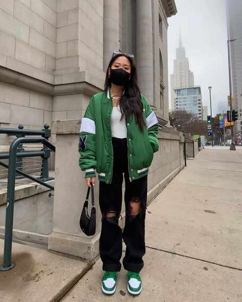 Green Nike Dunks, New Reel, Trendy Outfit Inspo, Green Outfits, Looks Pinterest, Streetwear Girl, Streetwear Inspo, Black Jeans Outfit, Designer Streetwear