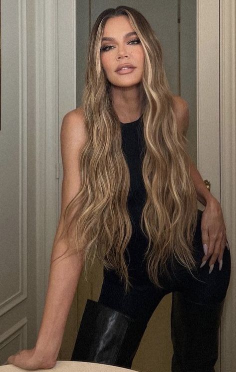 Khloe Kardashian Hair Brown, Carmel Brown Hair, Blonde Curly Hair Natural, Khloe Kardashian Hair, Celebrity Hair Trends, Kardashian Hair, Cute Hair Colors, Khloé Kardashian, Blonde Curly Hair