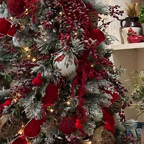 Trista Lawson on Instagram: "This is hands down my favorite year for this tree! She is beautiful. I love all the beautiful Cardinals even if they’re bittersweet. Cardinals on a Christmas tree are symbols of the loved ones we’ve lost. Little reminders that they are always with us 🎄" Cardinal Bird Christmas Tree, Cardinal Themed Christmas Tree, Cardinal Christmas Tree Ideas, Red Cardinal Christmas Tree, Cardinal Christmas Tree, Red Cardinal Christmas, Cardinal Christmas, Tree Theme, Tree Inspiration