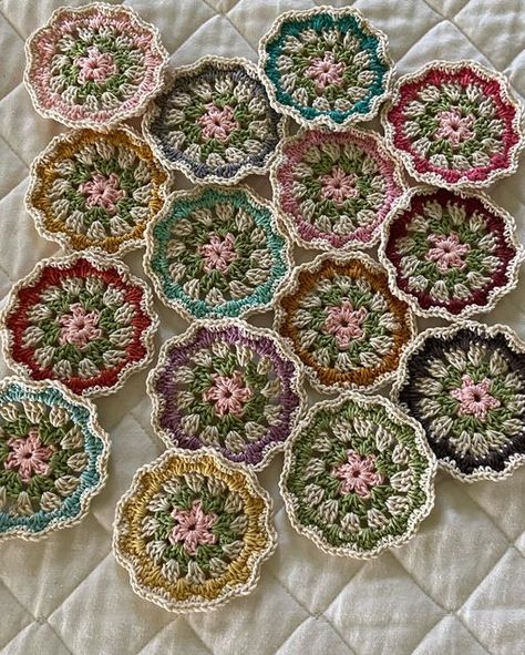 Vickie Wehring on Instagram: "My Granny Circle Flower Garden is growing.  My first 3 rounds are consistent using Frosting/Thyme/Chamomile with the 4th round being a different color and a single crochet in Chamomile to finish!  @beelori1 has a wonderful YouTube series on Granny Circles showing a variety of ways to enhance them.  #grannycircles #grannycircleflowers #crochet #crochetersofinstagram #beeinmybonnet #loriholtyoutube" Crochet Round Flower, Circle Flower Garden, Round Granny Square, Granny Circle, Circle Flower, My Granny, Bee In My Bonnet, Crochet Circles, Crochet Round