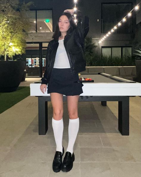 White Knee Socks Outfit, Long White Socks Outfit, Compression Socks Outfit, Sock Sneakers Outfit, Sock Styling, Outfit Inspo Mini Skirt, White Socks Outfit, Long Socks Outfit, Knee High Socks Outfit