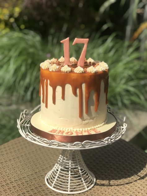 Salted caramel drip cake Vanilla Caramel Cake, Caramel Cake Decoration, Caramel Drip Cake, Drip Cake Ideas, Cake Drip, Vanilla Caramel, Naked Cakes, Caramel Cake, Drip Cake