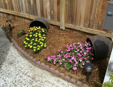 Spilled Planter Ideas, Spilled Pot Ideas, Fallen Pot With Flowers, Spilled Flower Pot Ideas, Spilled Flower Pot, Front Porch Landscape, Flower Pot Ideas, Yard Garden Design, Pot Garden