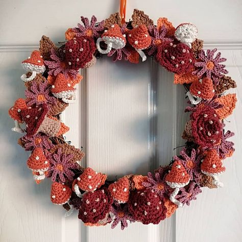 Crochet Fall Wreath Free Pattern, Crochet Autumn Wreath, Autumn Crochet Ideas, Knit Wreath, Crochet Wreaths, Crochet Wreath Pattern, Crochet Autumn, Autumn Crochet, Crochet Wreath