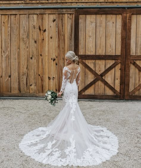 Country Bride Photoshoot, Country Lace Wedding Dress Rustic, Western Styled Wedding Dress, Rustic Country Wedding Dresses With Sleeves, Country Wedding Dresses Mermaid, Western Wedding Dresses Mermaid, Wedding Dresses For Country Wedding, Western Wedding Bride Dress, Western Bride With Veil