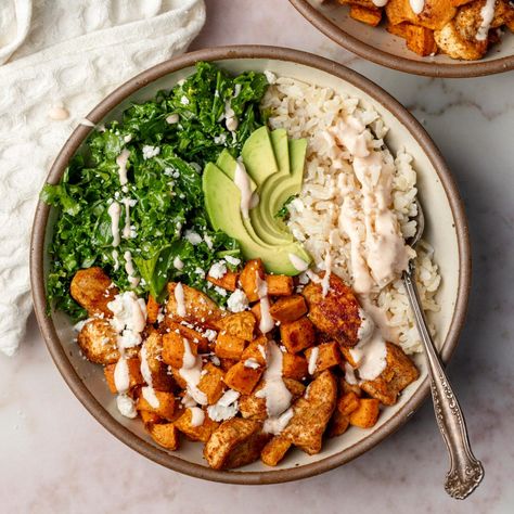 Roasted Chicken, Sweet Potato, and Kale Bowls - A Flavor Journal Sweet Potato Chicken Recipes, Macros Diet Recipes, Sweet Potato Rice, Creamy Chipotle Sauce, Macros Diet, Brown Rice Recipes, Chicken Sweet Potato, Rice Bowls Recipes, Chipotle Sauce