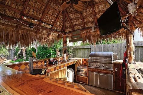 Tiki Pool Ideas, Tiki Bars Backyard, Pool Bar Ideas, Florida Farmhouse, Tiki Bars Diy, Portable Bars, Mexico House Ideas, Bali Huts, Outdoor Tiki Bar