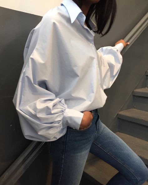 Photo White Shirt Outfits, Blue Shirts, Classic White Shirt, Poses References, Drawing Clothes, Moda Vintage, 가을 패션, White Shirts, Mode Inspiration