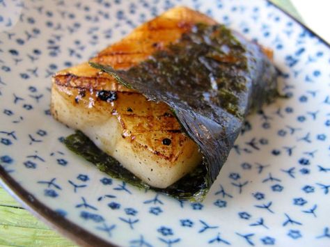 Yakimochi (grilled mochi with seaweed) recipe for three ways Grilled Mochi, Grilled Rice, Japanese Bbq, Crispy Seaweed, Sweet Sticky Rice, Mochi Recipe, Bbq Ideas, Japan Food, Rice Cakes