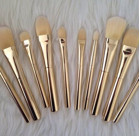 Gold makeup brushes! Gold Makeup Brushes, Gold Make Up, Penyimpanan Makeup, Painted Ladies, Brush Sets, Makeup Stuff, Make Up Brushes, Gold Makeup, Makeup Goals