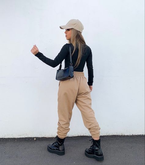 Joggers Outfit Mujer, Timberland Outfits Women, Beige Pants Outfit, Cold Outfit, Outfit Elegantes, Timberland Outfits, Canada Fashion, Europe Outfits, Winter Fashion Outfits Casual