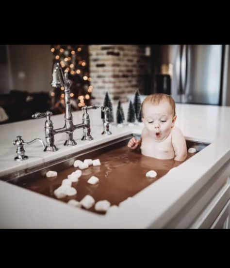 Hot Chocolate Photoshoot, Fall Newborn Pictures, Chocolate Photoshoot, Baby Holiday Pictures, Baby Christmas Photography, 6 Month Baby Picture Ideas, Mother Baby Photography, Toddler Photoshoot, Baby Christmas Photos