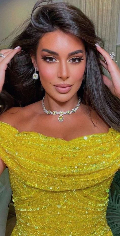 Yellow Dress Eye Makeup, Prom Makeup Yellow Dress, Yellow Dress Makeup Look, Makeup On Yellow Dress, Makeup Yellow Dress, Yellow Dress Makeup Ideas, Yellow Dress Makeup, Makeup For Yellow Dress, Makeup With Yellow Dress