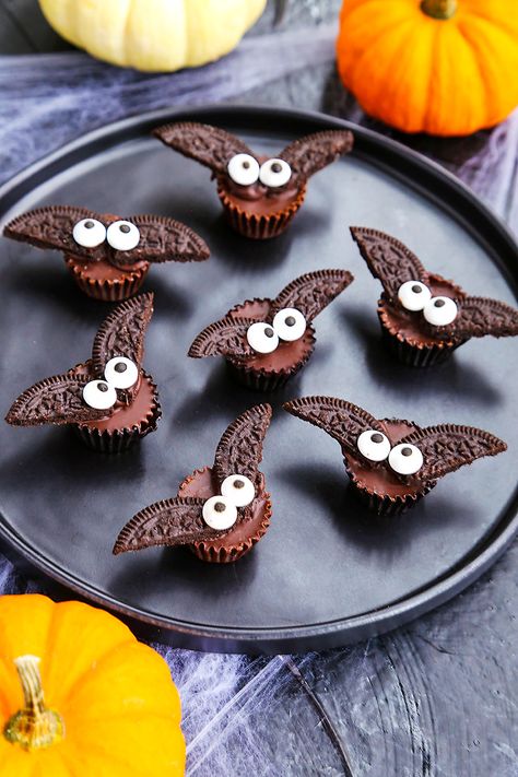 Mini Peanut Butter Cup Bats Zucchini Pizza Bites, Recipes For The Whole Family, Candy Eyeballs, Peanut Butter Oreo, Chocolate Bites, Potato Bites, Chocolate Sandwich, Chocolate Sandwich Cookies, Pizza Bites