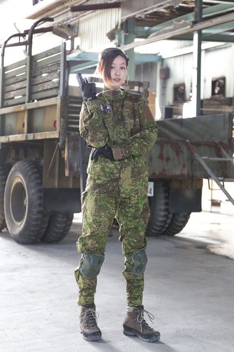 36 Badass Military Girls That Will Make You Want Women Register For The Draft - Ftw Gallery Pencott Greenzone, Creepy Vintage, Fighter Girl, Photo Woman, Army Women, Military Girl, Female Soldier, Army Girl, Warrior Girl