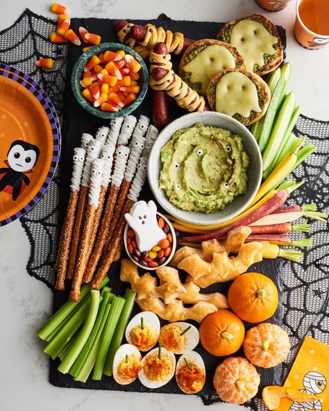 Here's How to Make a Halloween Snack Board | Kitchn Halloween Snack Board, Snack Halloween, Easy Homemade Snacks, Halloween Punch, Halloween Foods, Halloween Snack, Filling Snacks, Bonbon Halloween, Party Appetizers Easy