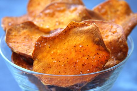 Homemade Sweet Potato Chips are cooked in coconut oil and kissed with chili powder. The perfect chip for healthy nachos. Homemade Sweet Potato Chips, Healthy Portable Snacks, Sweet Potato Chips Recipe, Potato Chips Recipe, Healthy Nachos, Elimination Diet Recipes, Sweet Potato Nachos, Broccoli Salad Recipe, Stuffed Sweet Potato Healthy