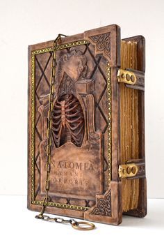 Steampunk Zombie, Steampunk Alice In Wonderland, Anatomy Book, Book 3d, Steampunk Book, Alice In Wonderland Book, Buch Design, Style Steampunk, Ya Novels