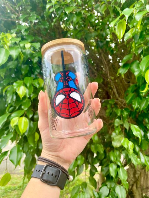 Crystal cup decorated with vinyl Tumbler Starbucks Cups, Vinyl Cup Ideas For Men, Spider Man Tumbler Cup Ideas, Sagittarius Wallpaper, Boys Cup, Spiderman Christmas, Spiderman Painting, Glass Tumbler Design, Starbucks Cup Design