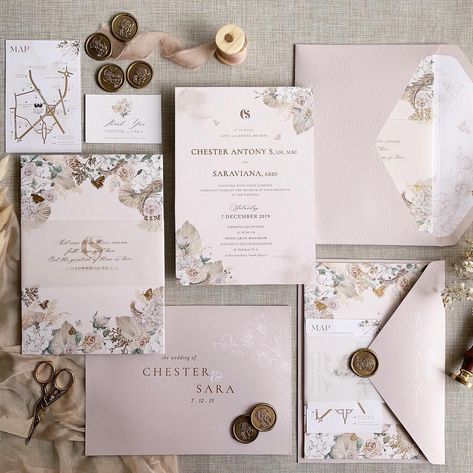 Tropical florals in cream theme color, gold foil, vellum belly band all the details we love 💕 . . . . . . . . . . . #modernweddinginvitation #goldfoilstamping #invitationsuite #paperie #invitations #modernwedding #goldfoil #weddingpapers #weddinginvitationsuite #trouwkaart #bespokeinvitation #trouwkaarten  #weddinginvitation #invitation #weddingcard #weddinginspiration #weddingivitationdesign #bespokeinvitation #undanganpernikahan #weddinginvitations #fairytalewedding #weddinginvitationjakarta Fairytale Wedding Invitations Enchanted, Vellum Belly Band, Fairytale Wedding Invitations, Enchanted Garden Wedding, Diy Wedding Inspiration, Wedding Sand, Wedding Planning Decor, Garden Wedding Invitations, Romantic Bouquet