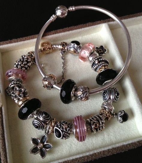 Pink and black. <3 Pandora Black Bracelet, Pandora Bracelet Black Women, Pandora Bracelet Charms Ideas, Bracelets Pandora, Pandora Bracelet Designs, Pandora Black, Pandora Inspiration, Pandora Pink, Pink And