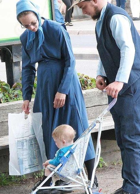 Amish Clothing, Amish Culture, Amish Life, Work For The Lord, Amish Community, God Made You, Wedding Traditions, Woman Clothes, People Women