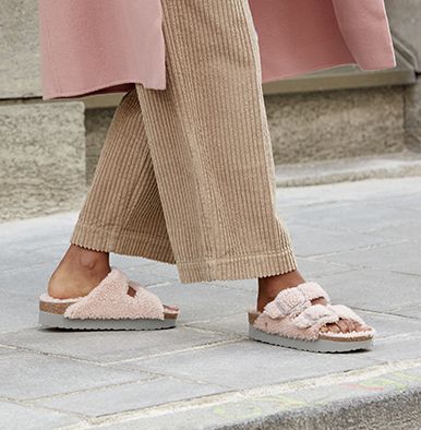 Teddy Shearling Coming Soon | shop online at BIRKENSTOCK Shearling Arizona Birkenstock Outfit, Shearling Birkenstock Outfit, Arizona Birkenstock Outfit, Birkenstock Shearling, Coming Soon Shop, Arizona Birkenstock, Chill Style, Birkenstock Outfit, Model Street Style