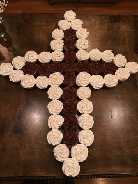 Cupcake Cross...First Communion, Baptism Ordination Cake Ideas, Communion Cakes For Girls Ideas, Cross Cupcakes, Cupcake Cross, Confirmation Ideas, Baptism Cupcakes, Cakes For Girls, Cake Paris, Confirmation Party